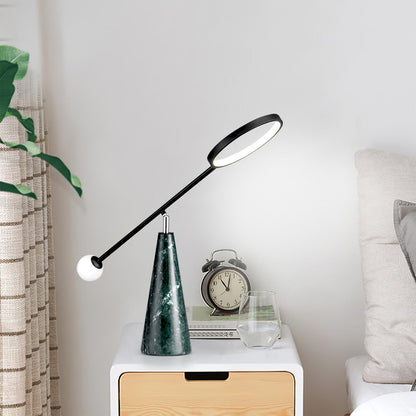 TriGlow – Lámpara de Mesa Geométrica con Cuello de Cisne Ajustable