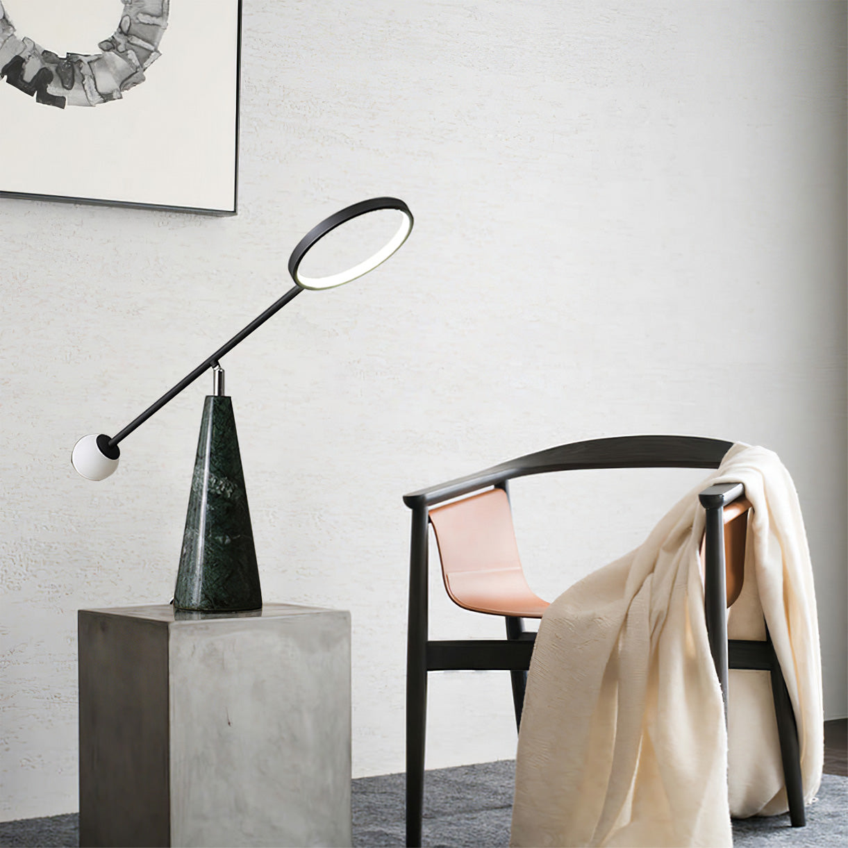 TriGlow – Lámpara de Mesa Geométrica con Cuello de Cisne Ajustable