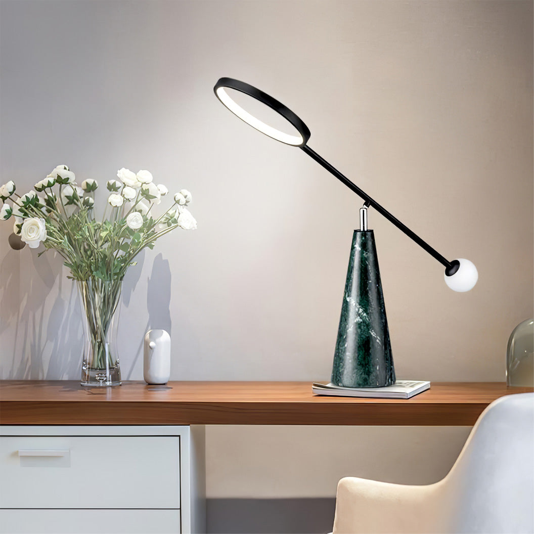TriGlow – Lámpara de Mesa Geométrica con Cuello de Cisne Ajustable