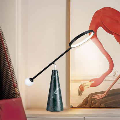 TriGlow – Lámpara de Mesa Geométrica con Cuello de Cisne Ajustable