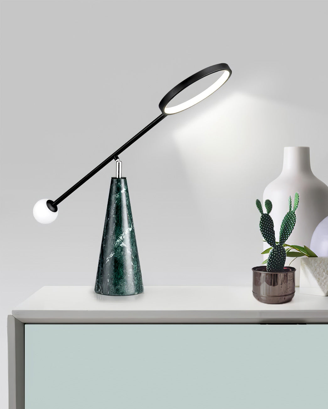 TriGlow – Lámpara de Mesa Geométrica con Cuello de Cisne Ajustable