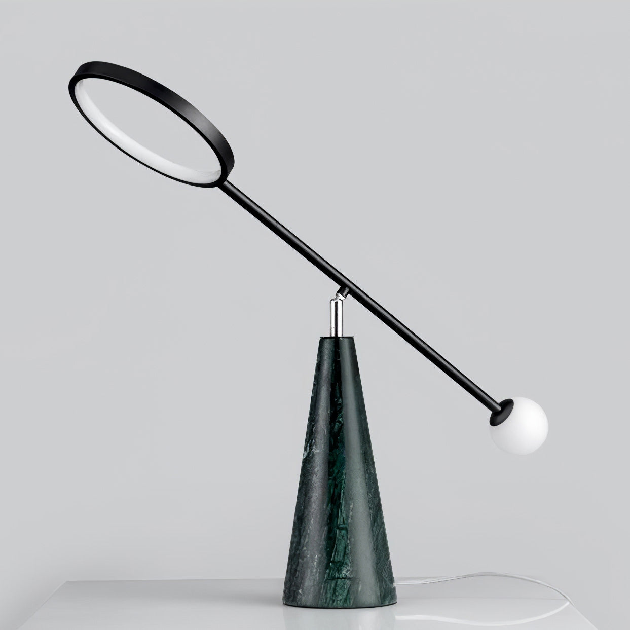 TriGlow – Lámpara de Mesa Geométrica con Cuello de Cisne Ajustable