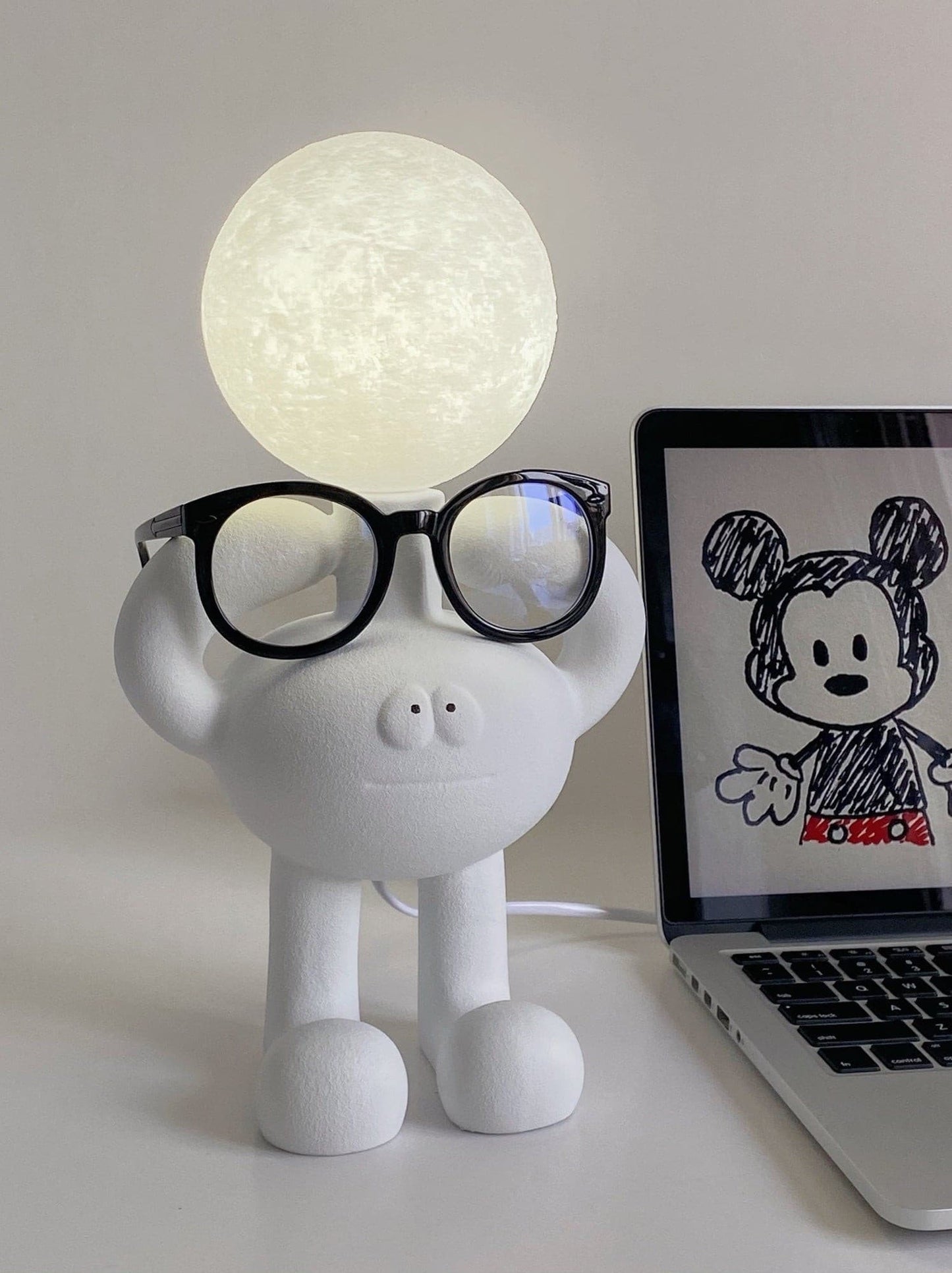 RoboLuxe - Table Lamp with Robot-Inspired Design and Cozy Illumination