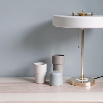 ElegantGlow – Lampada da Tavolo in Metallo e Acrilico Senza Tempo