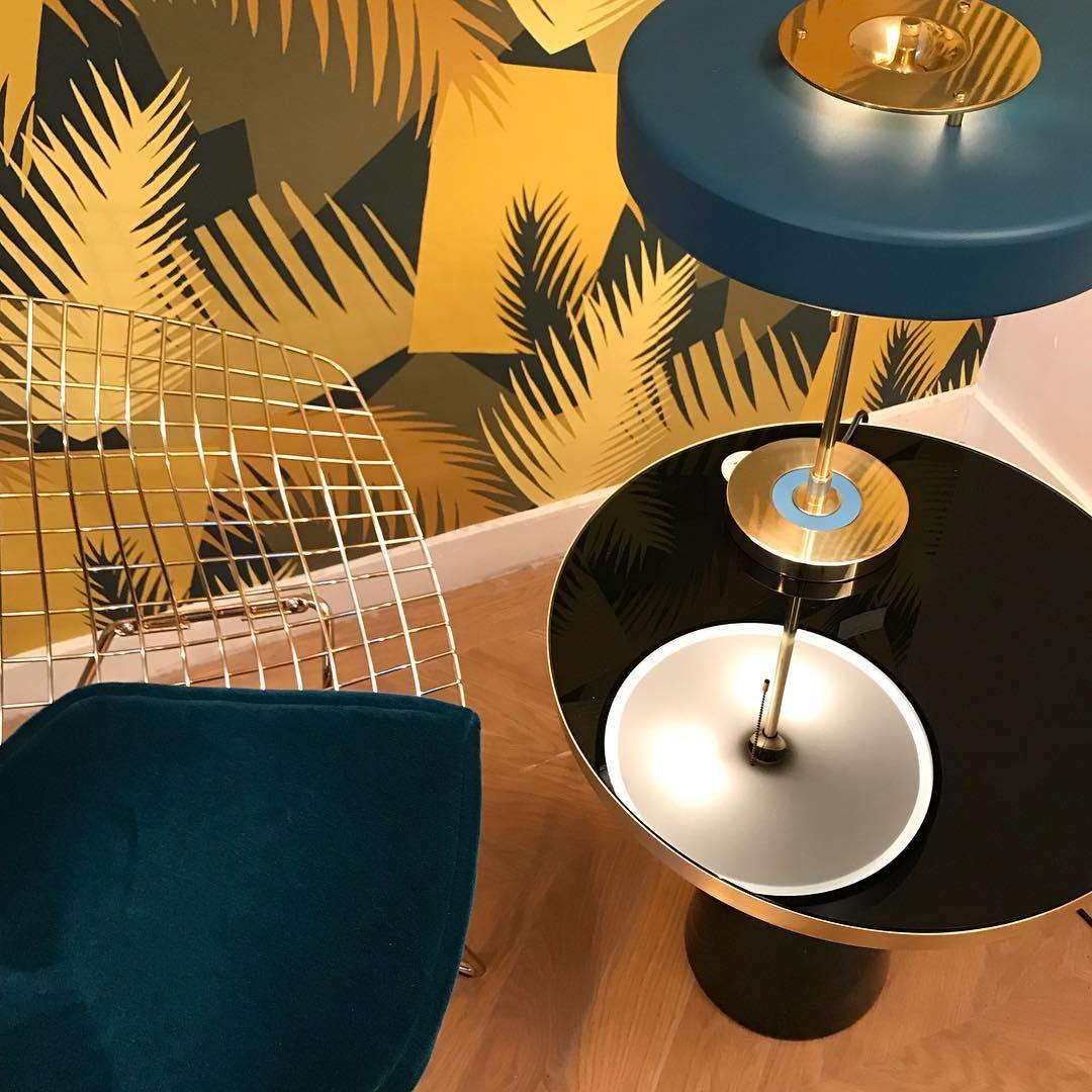 ElegantGlow – Lampada da Tavolo in Metallo e Acrilico Senza Tempo