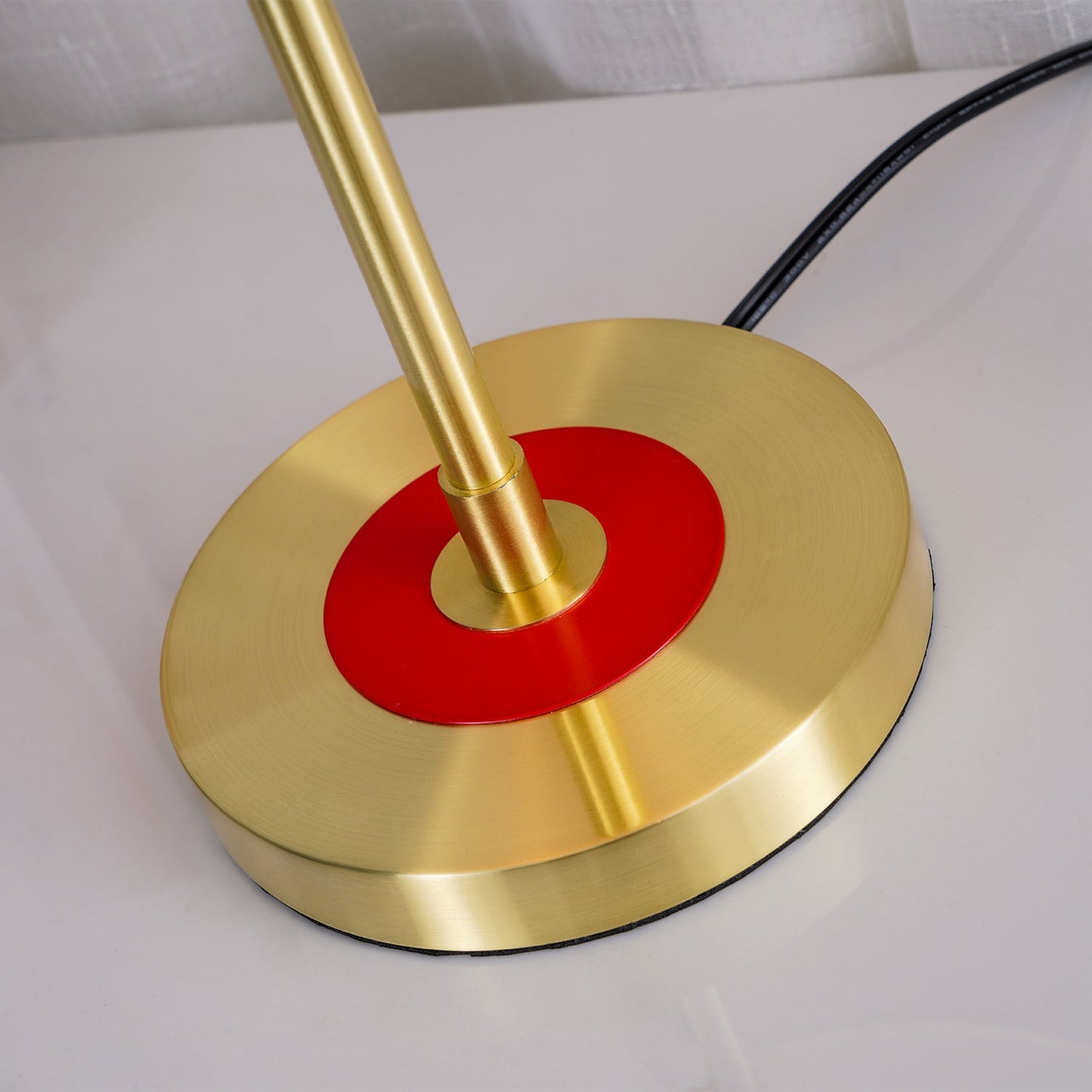 ElegantGlow – Lampada da Tavolo in Metallo e Acrilico Senza Tempo