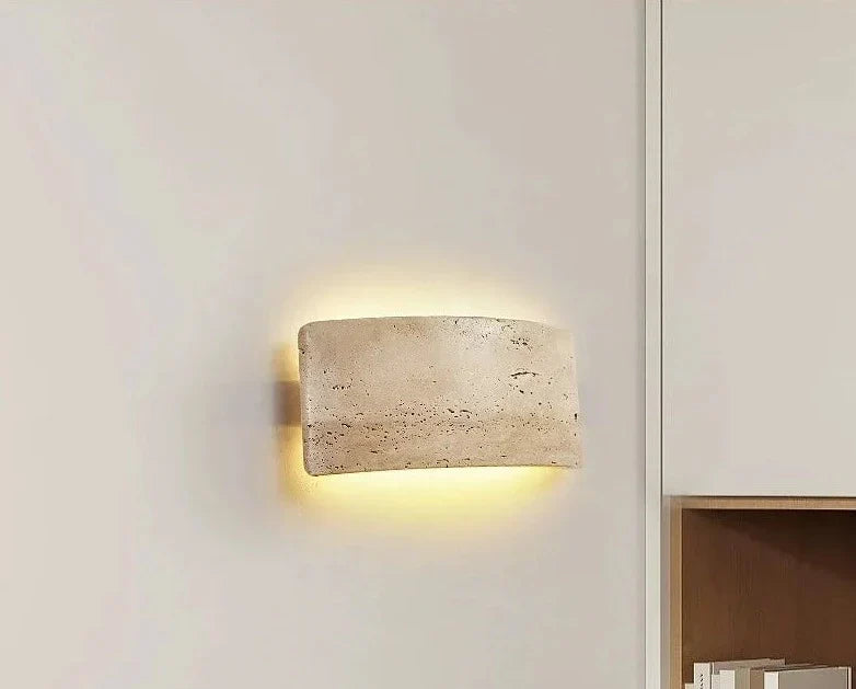 StoneBeam – Minimalistyczna Lampa Ścienna w Travertynie