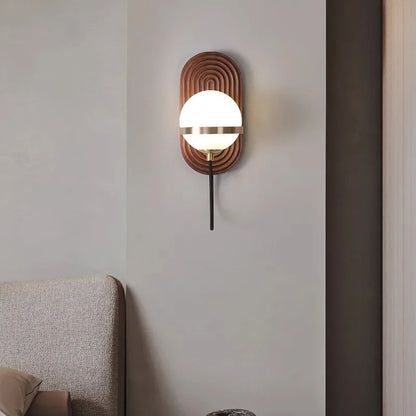 LuxeSphere – Elegancka Lampa Ścienna Orzechowa w Formie Sferycznej