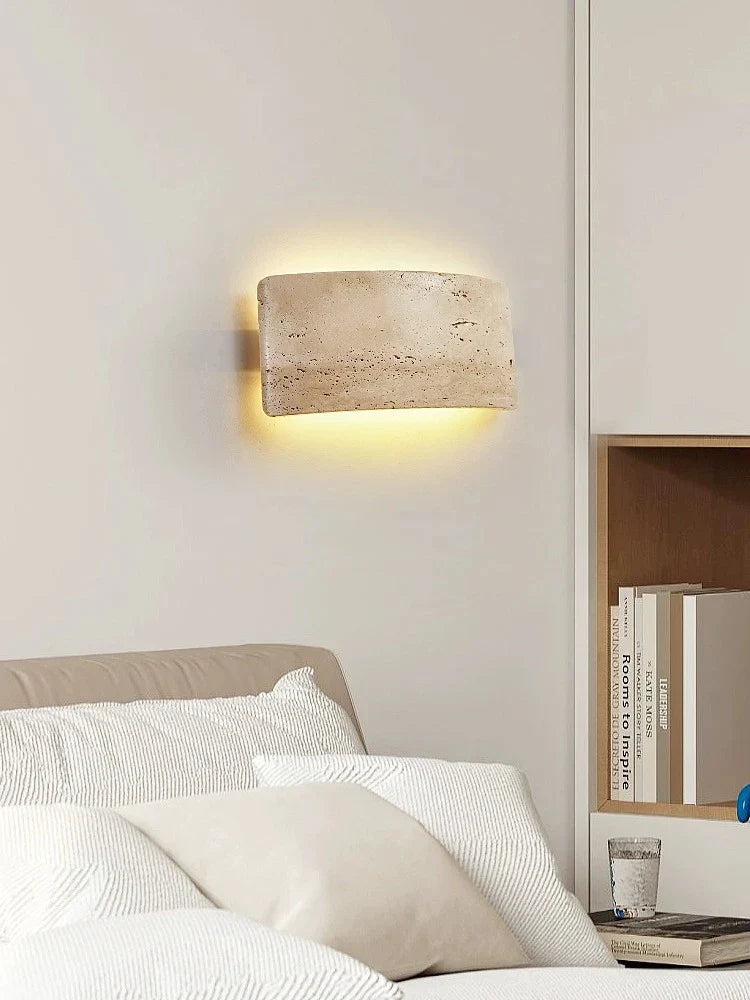 StoneBeam – Minimalistyczna Lampa Ścienna w Travertynie