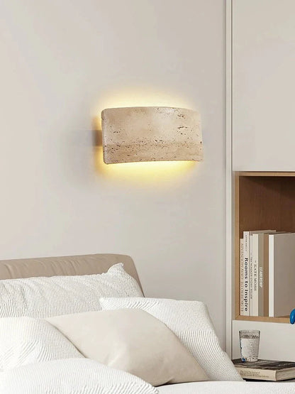 StoneBeam – Minimalistyczna Lampa Ścienna w Travertynie