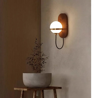 LuxeSphere – Elegancka Lampa Ścienna Orzechowa w Formie Sferycznej