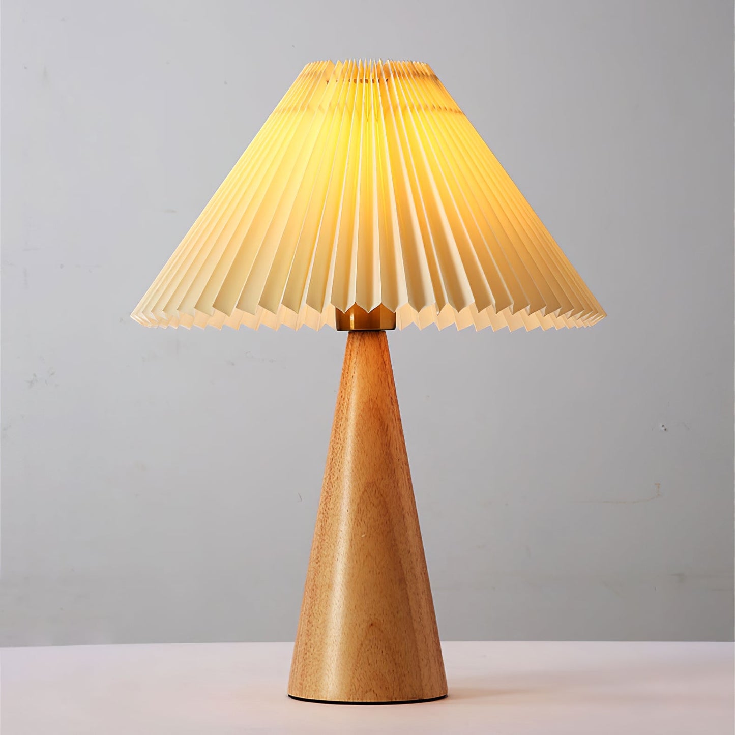 AntiqueRadiance – Elegant Wood and Metal Table Lamp