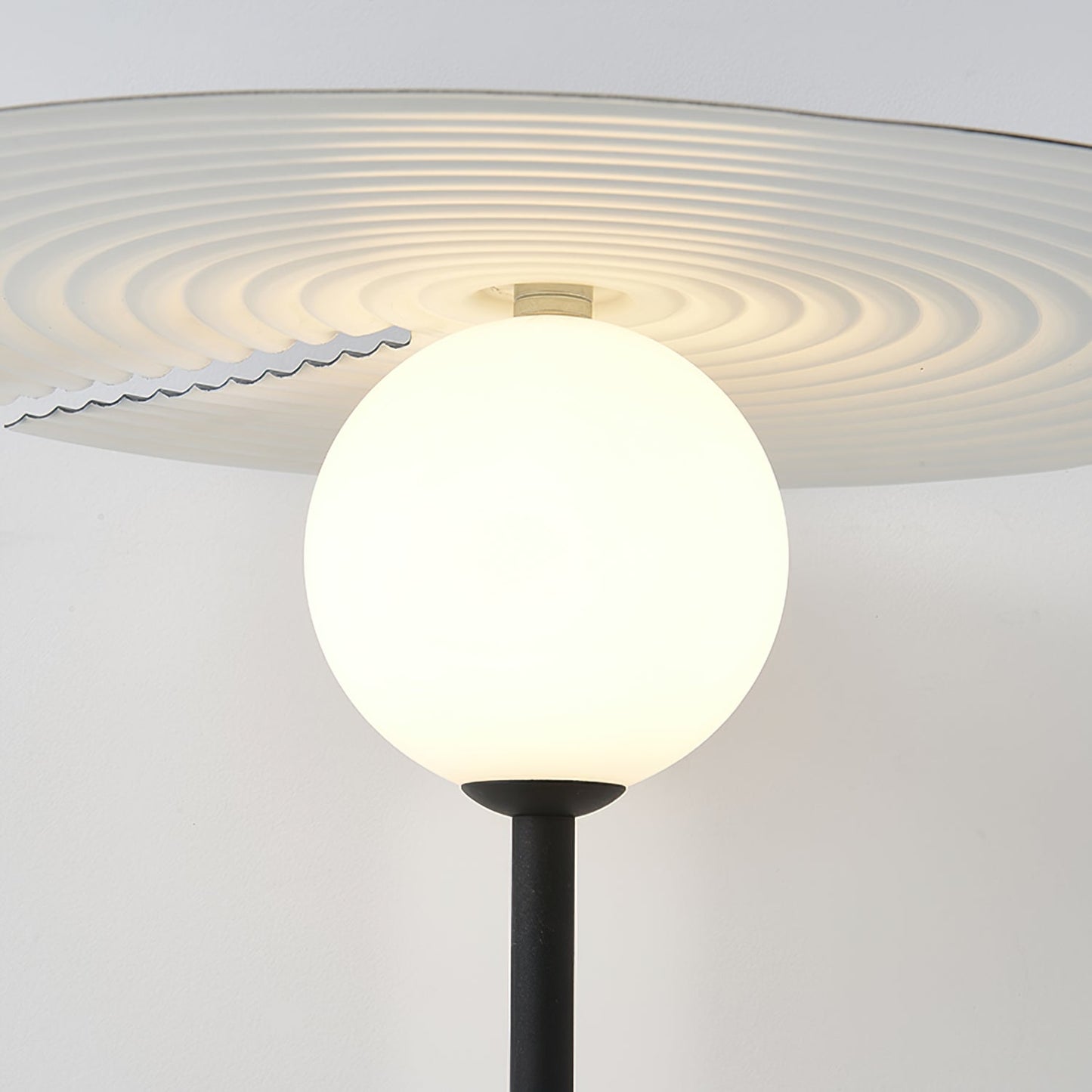 LuxeHarmony - Table Lamp with Subtle Elegance and Warm Light Spread