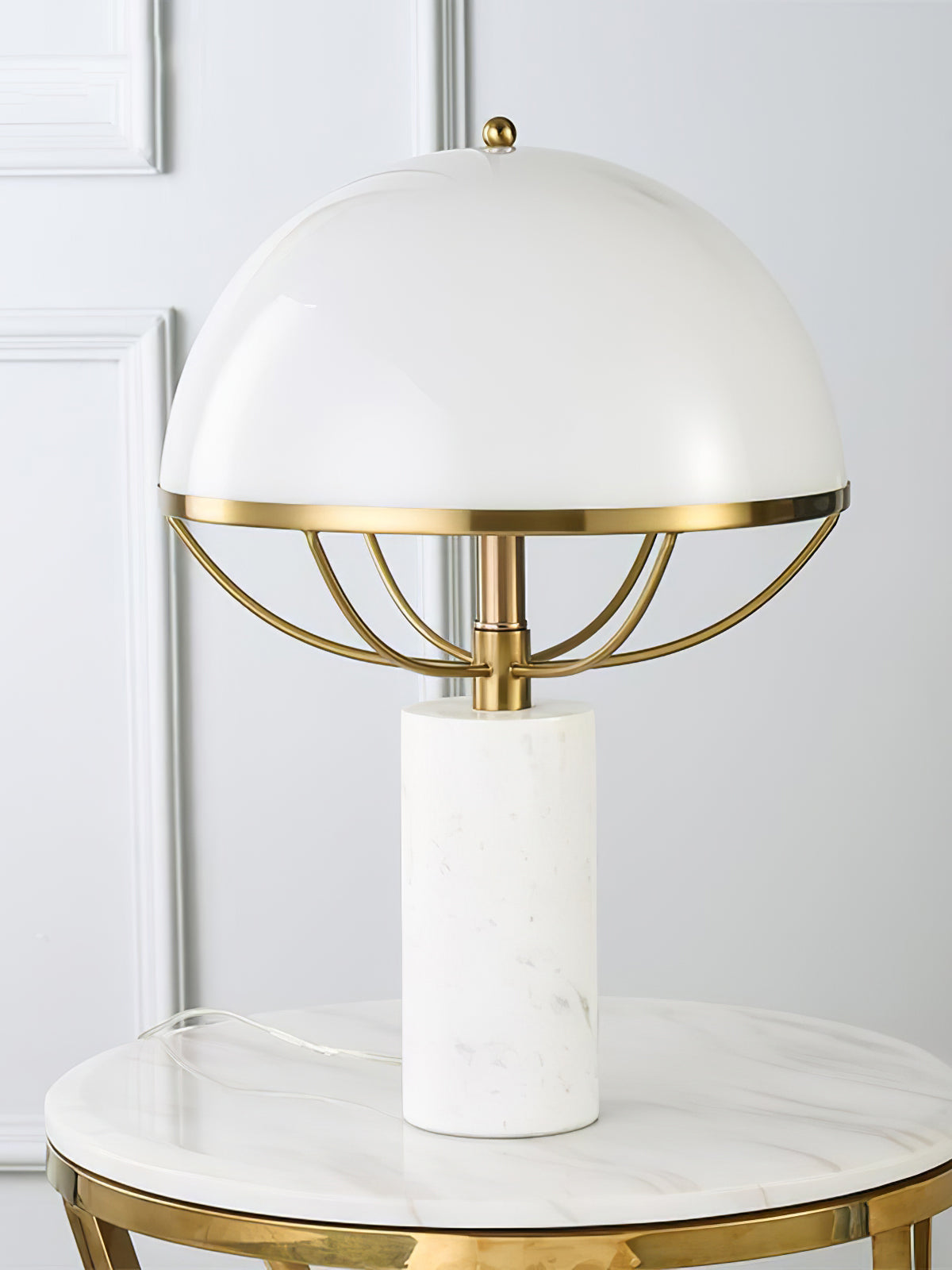 LuxeGlow – Lampada in Vetro con Finitura Dorata e Base in Marmo
