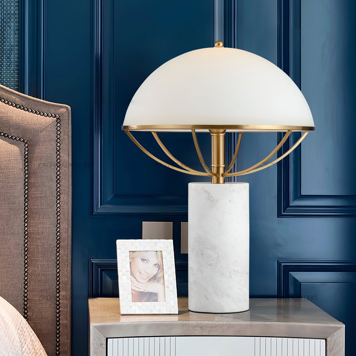 LuxeGlow – Lampada in Vetro con Finitura Dorata e Base in Marmo