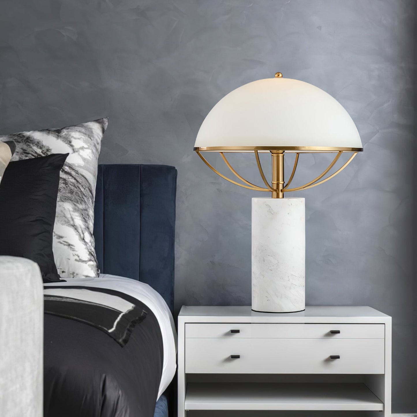 LuxeGlow – Lampada in Vetro con Finitura Dorata e Base in Marmo