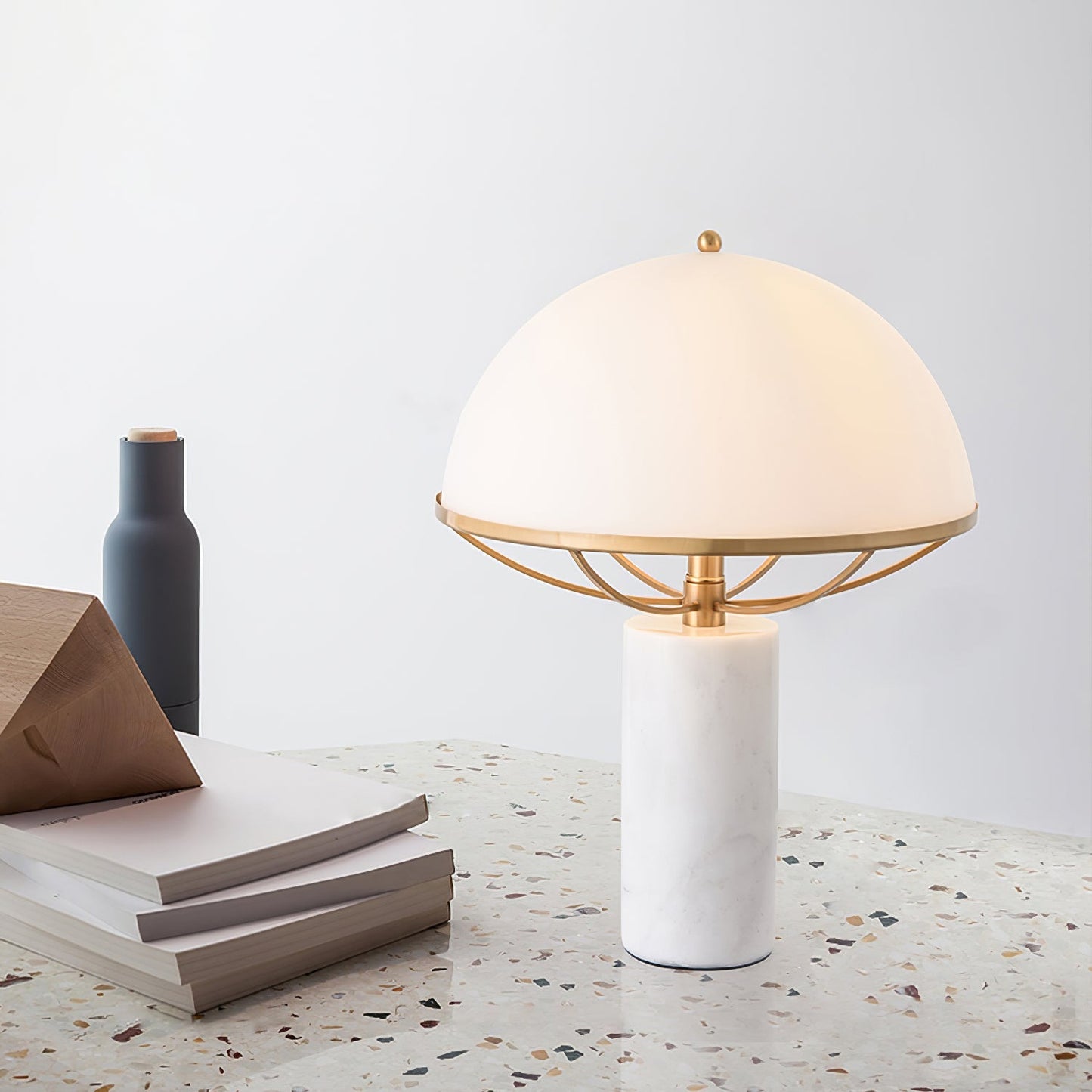 LuxeGlow – Lampada in Vetro con Finitura Dorata e Base in Marmo