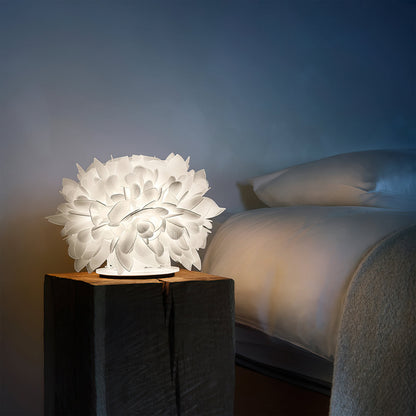 LeafGlow – Lampada da Tavolo Contemporanea con Accento a Petali Floreali