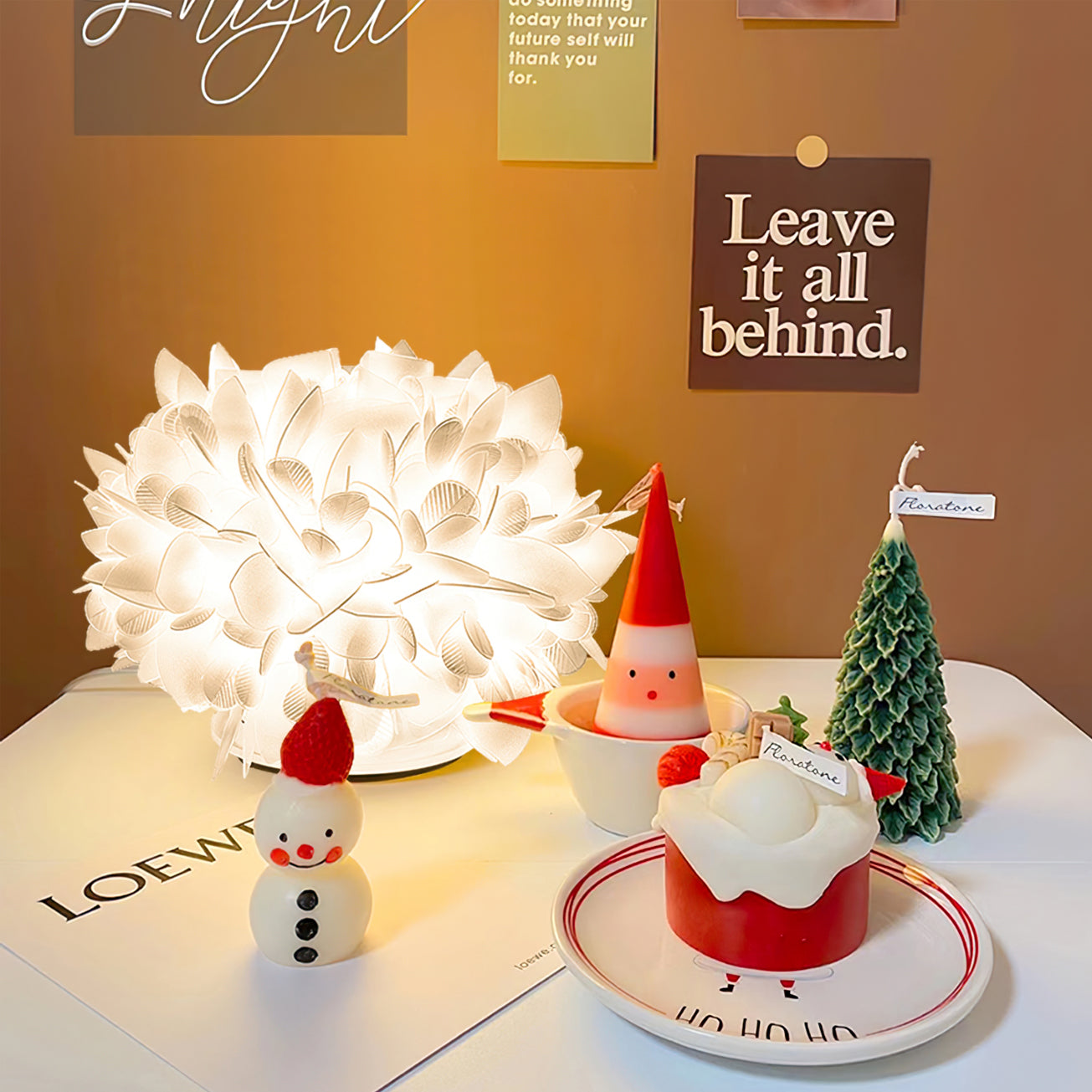 LeafGlow – Lampada da Tavolo Contemporanea con Accento a Petali Floreali