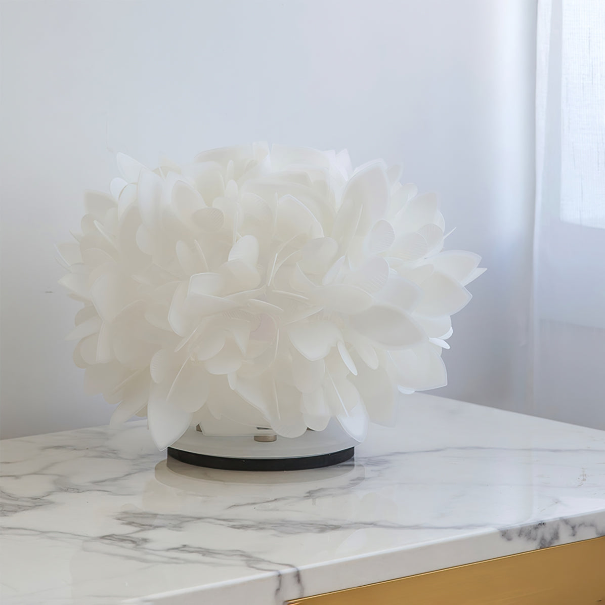 LeafGlow – Lampada da Tavolo Contemporanea con Accento a Petali Floreali