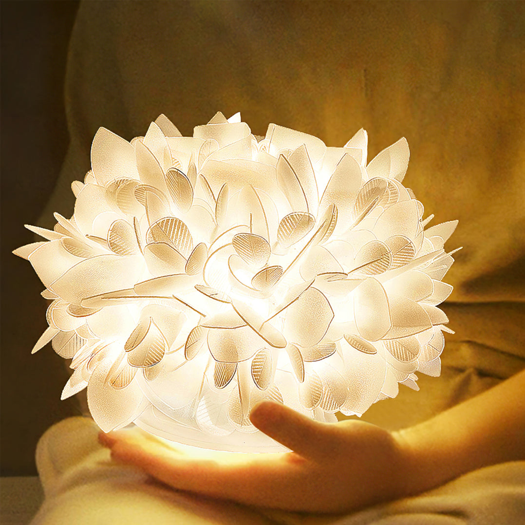 LeafGlow – Lampada da Tavolo Contemporanea con Accento a Petali Floreali