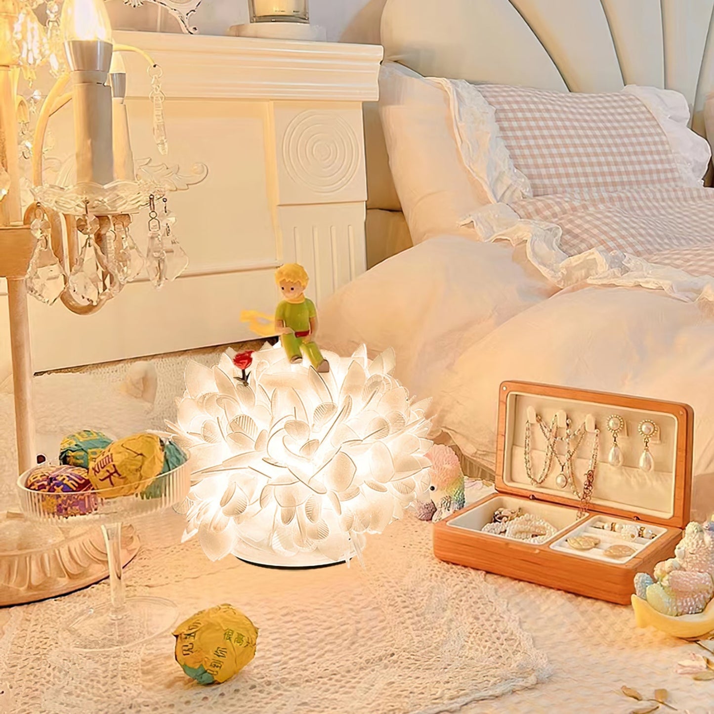 LeafGlow – Lampada da Tavolo Contemporanea con Accento a Petali Floreali