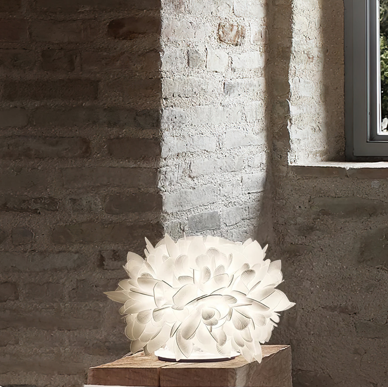 LeafGlow – Lampada da Tavolo Contemporanea con Accento a Petali Floreali
