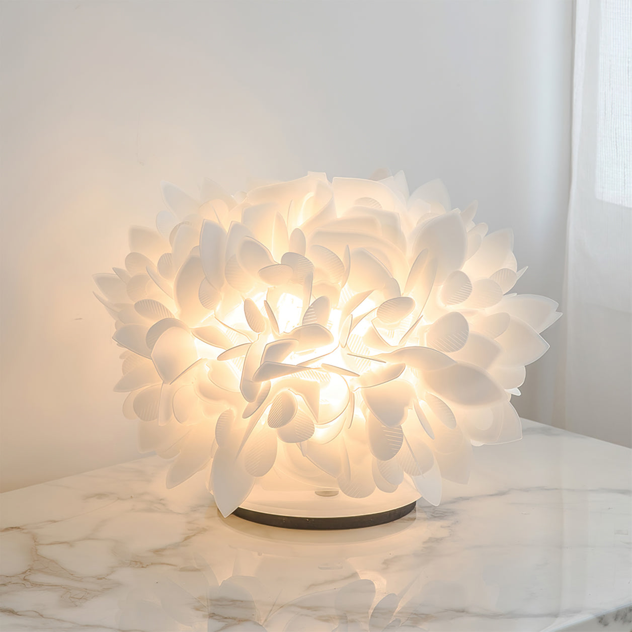 LeafGlow – Lampada da Tavolo Contemporanea con Accento a Petali Floreali