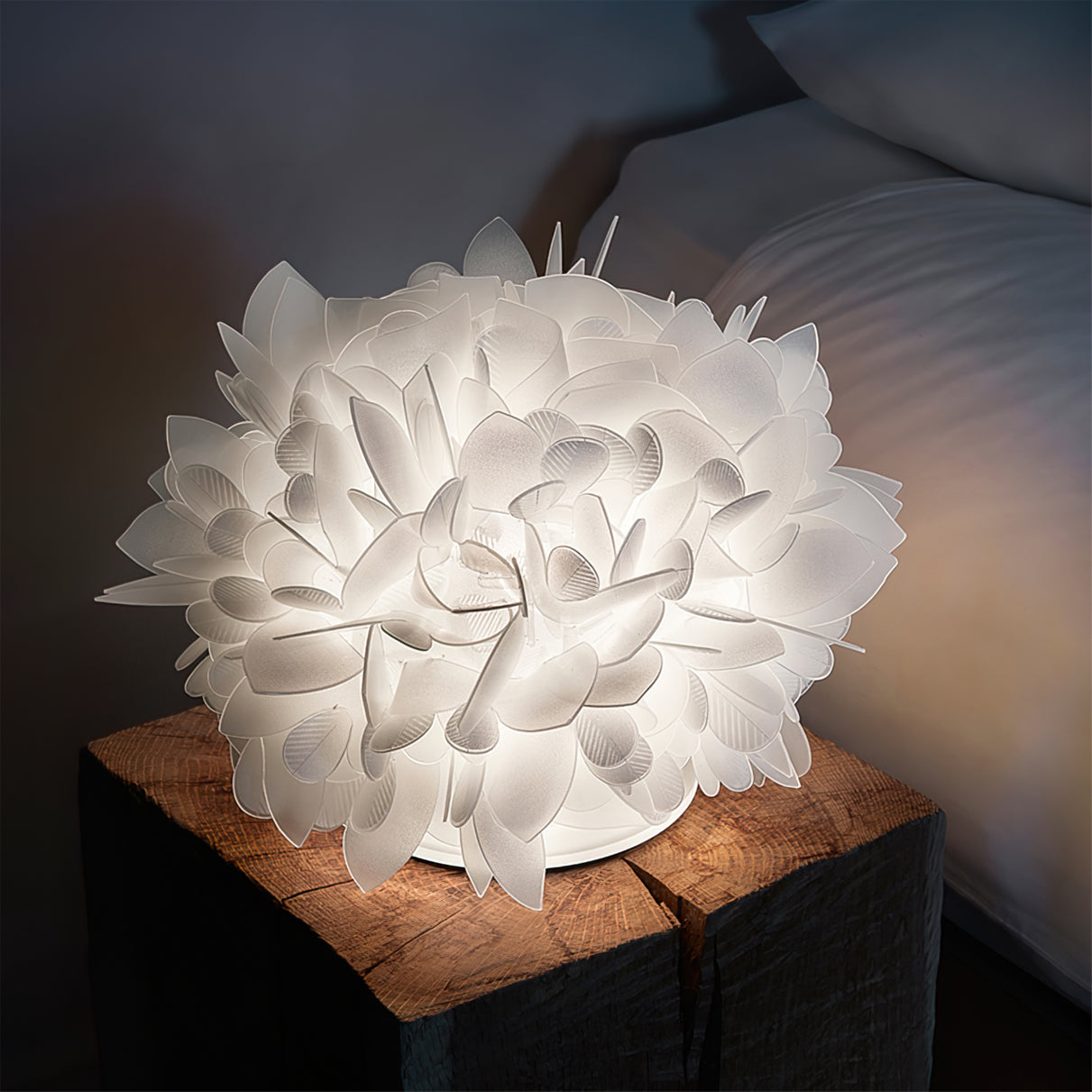LeafGlow – Lampada da Tavolo Contemporanea con Accento a Petali Floreali