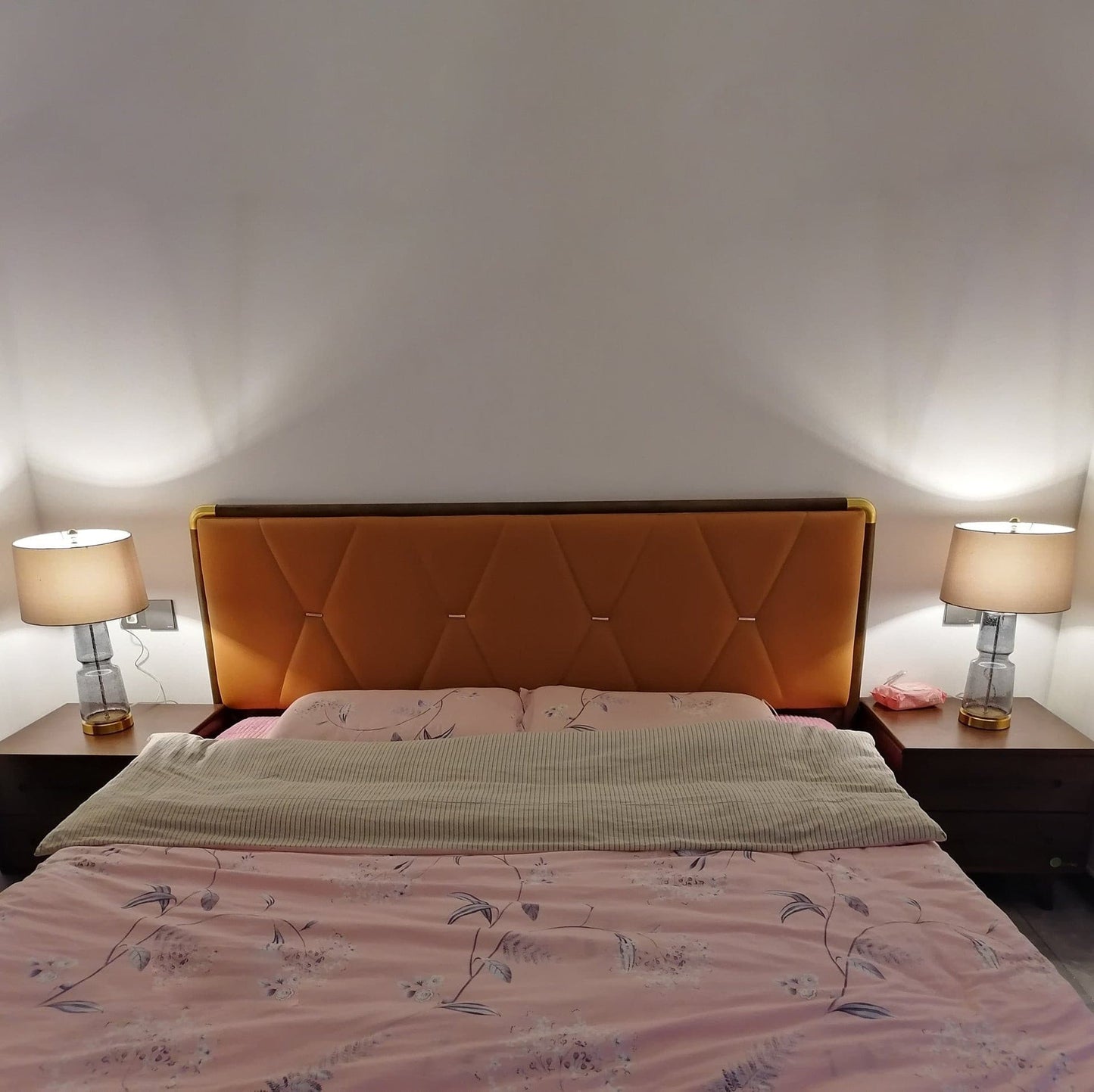 LuxAura – Elegante Lampada da Tavolo in Metallo e Vetro