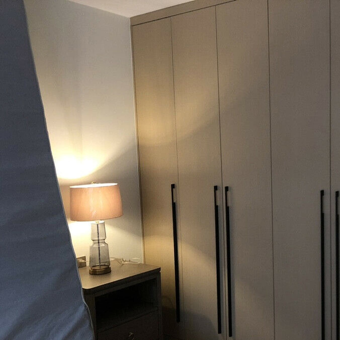 LuxAura – Elegante Lampada da Tavolo in Metallo e Vetro