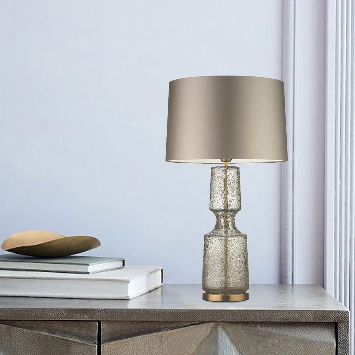 LuxAura – Elegante Lampada da Tavolo in Metallo e Vetro