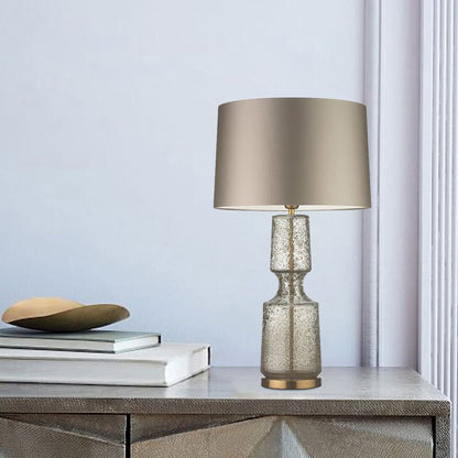 LuxAura – Elegante Lampada da Tavolo in Metallo e Vetro