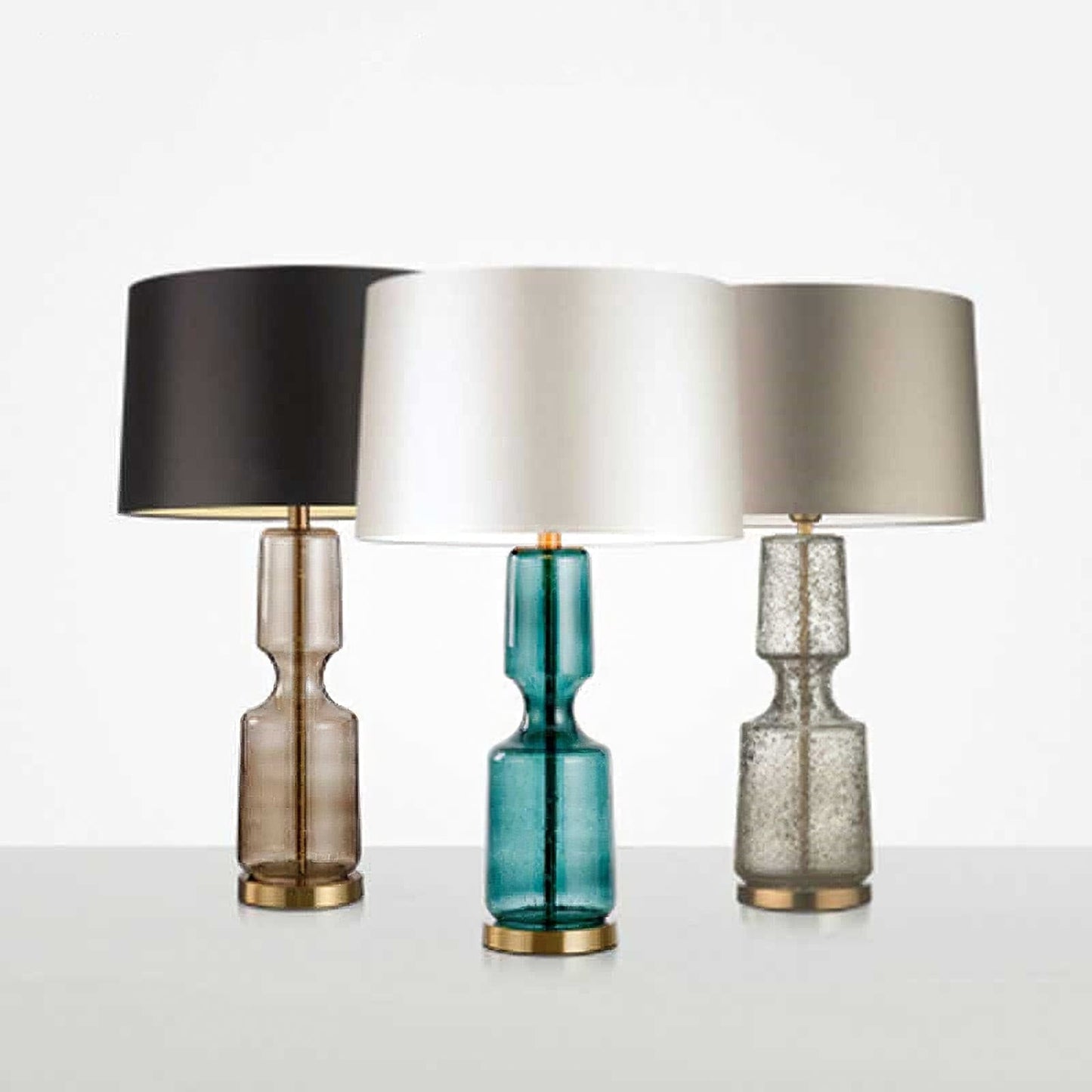 LuxAura – Elegante Lampada da Tavolo in Metallo e Vetro