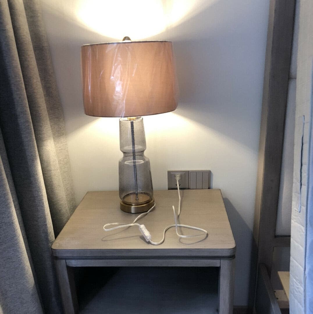 LuxAura – Elegante Lampada da Tavolo in Metallo e Vetro