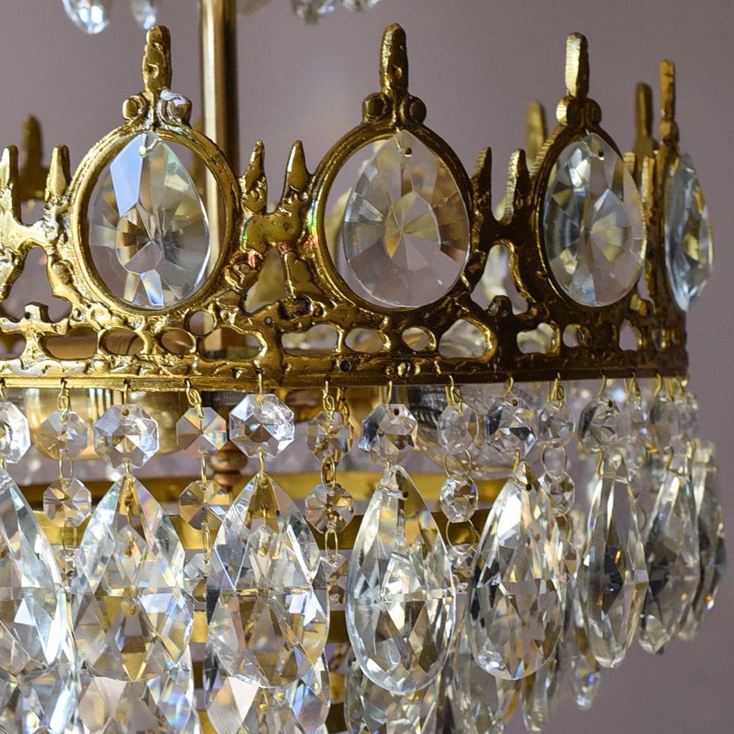 GleamAura – Elegante Lampada da Tavolo in Cristallo con Base Dorata