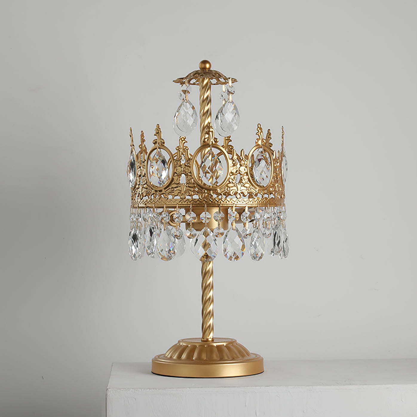 GleamAura – Elegante Lampada da Tavolo in Cristallo con Base Dorata