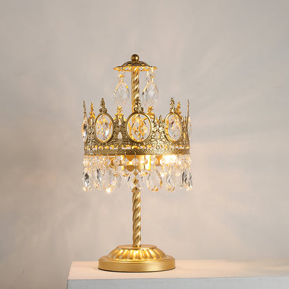 GleamAura – Elegante Lampada da Tavolo in Cristallo con Base Dorata