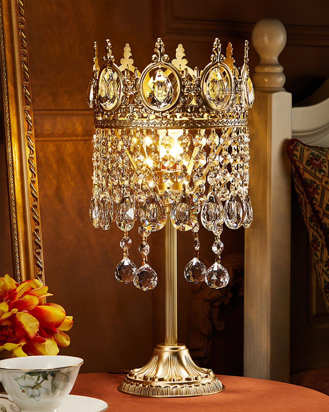 GleamAura – Elegante Lampada da Tavolo in Cristallo con Base Dorata