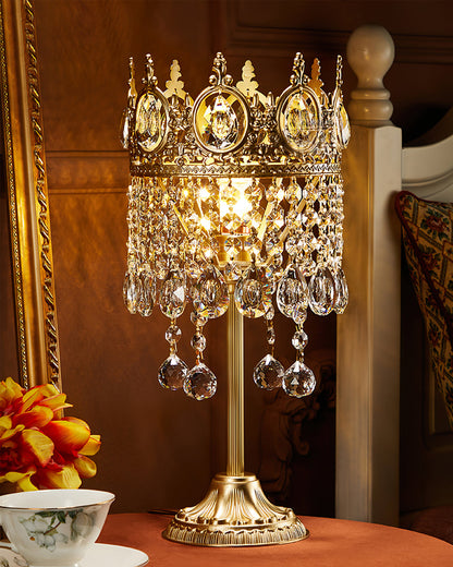 GleamAura – Elegante Lampada da Tavolo in Cristallo con Base Dorata