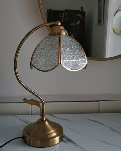 GlowPetal – Lámpara de Mesa de Vidrio Floral Lujuosa