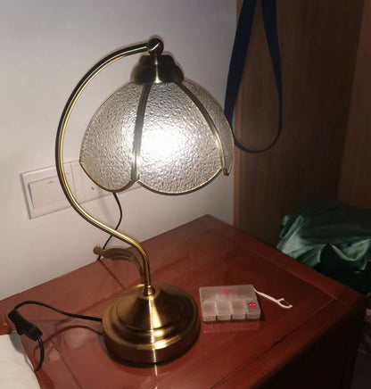 GlowPetal – Lámpara de Mesa de Vidrio Floral Lujuosa