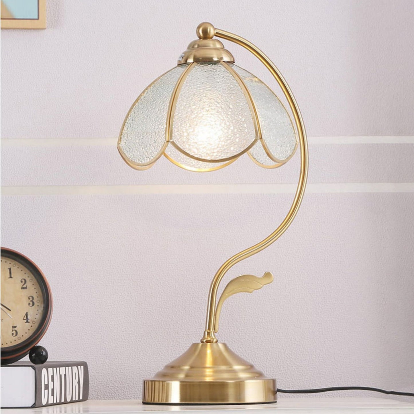 GlowPetal – Lámpara de Mesa de Vidrio Floral Lujuosa