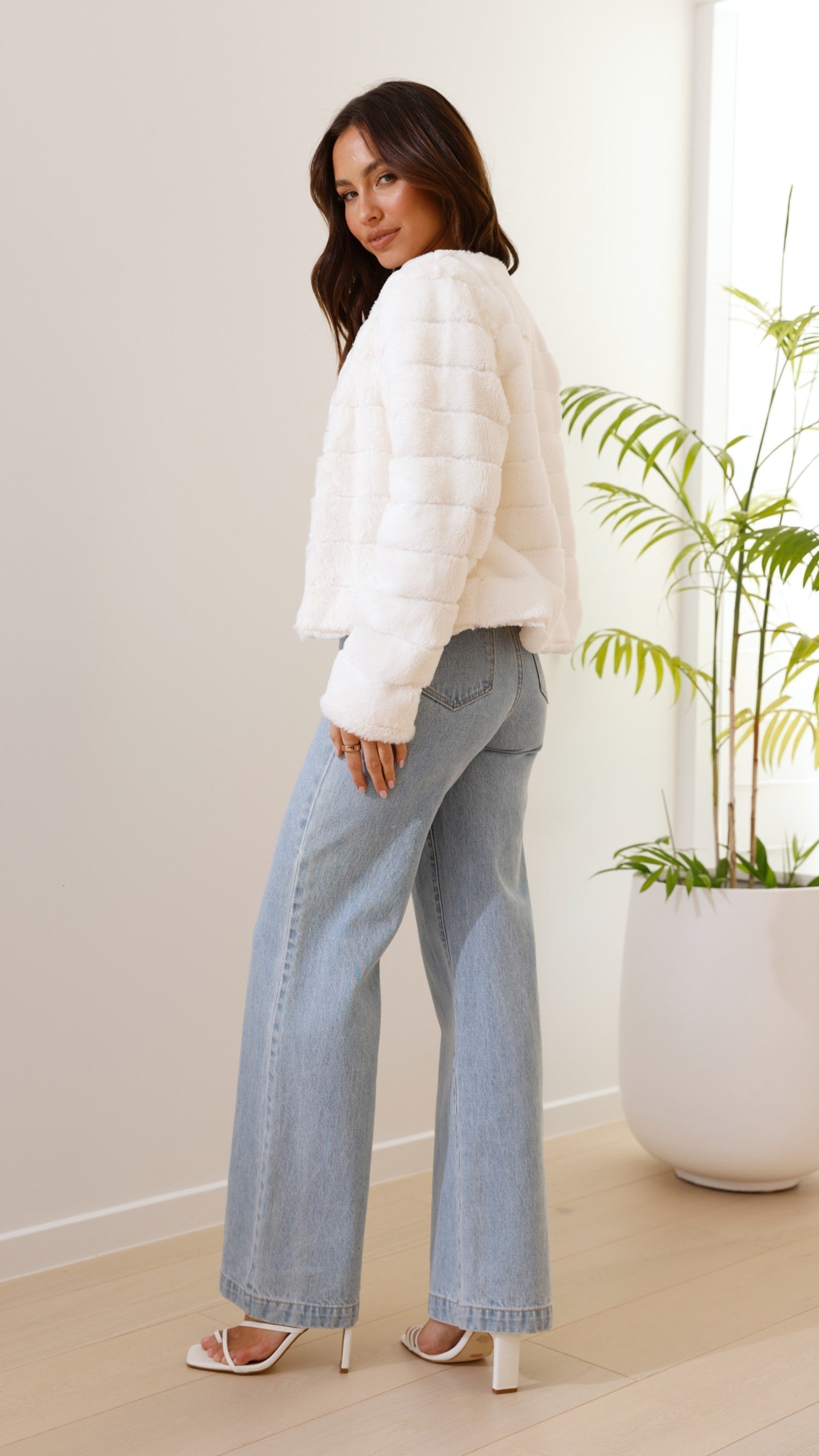 Women's Quilted Faux Fur Crop Jacket with Open Front – Structured Fit for Stylish Comfort 3